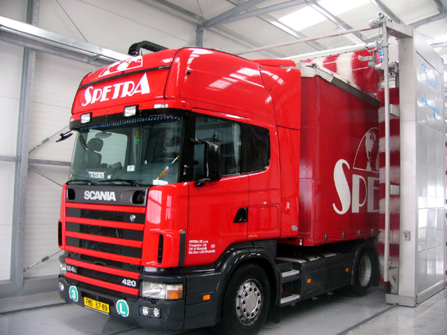 Nákladní vůz Scania připravený k mytí v hale