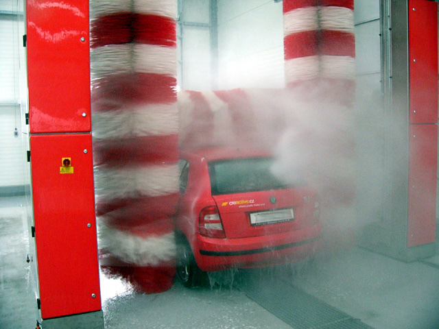 Osobní auto v mycí lince