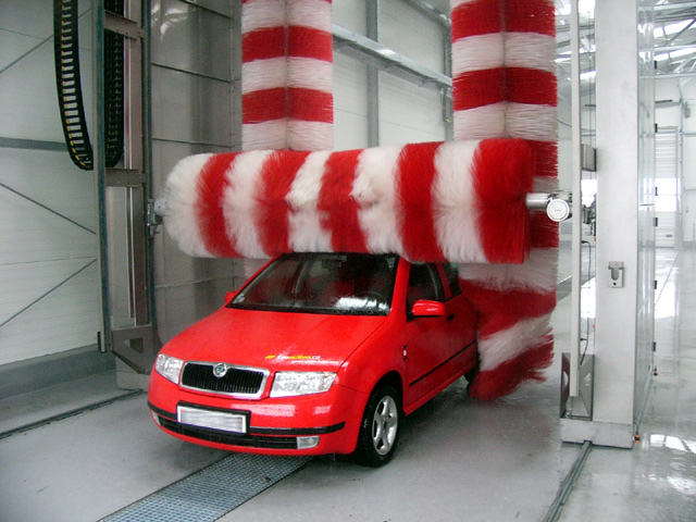 Osobní auto mezi mycími kartáči