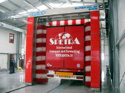 Mycí portál s kartáči v hale SPETRA TRUCKWASH